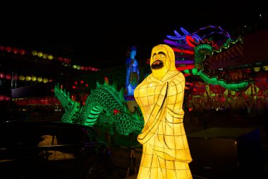 Ulsan, Güney Kore - 15 Mayıs 2024: Aydınlatılmış Budist fener figürleri ve gece Jeonggwangsa Tapınağı 'nın önünde üzerinde Buda' nın doğum günü kutlamaları sırasında büyüleyici bir sahne yaratan bir Buda feneri..