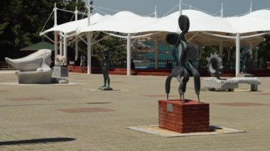 Samcheok City, Güney Kore - 18 Mayıs 2024: Isabu Yolu boyunca uzanan Plaj Heykel Parkı 'nın geniş ahşap bir gözcü güvertesinden Doğu Denizi' nde yürüyen ve gören insanları gösteren bir kare..