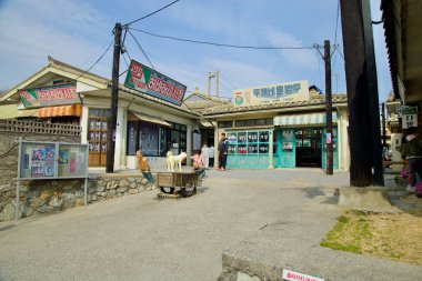 Ulsan, Güney Kore - 17 Mart 2024: Jangsaengpo Balina Kültür Köyü 'nün girişi, yeniden yaratılmış fotoğrafçılık ve kırtasiye malzemeleri sergileniyor..