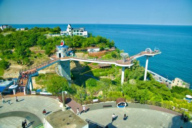 Donghae, Güney Kore - 18 Mayıs 2024: Dojebigol Gökyüzü Vadisi 'nin eşsiz tasarımı ve manzaralı yürüyüş yolu ile Haerang Gözlemevi' nin yükselişi, Doğu Denizi 'nin çarpıcı manzarasını sunar..