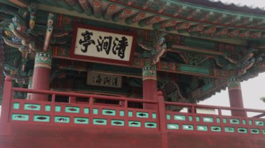 Goseong County, Güney Kore - 28 Temmuz 2024 Cheonggan Pavyonu 'nun karmaşık mimarisine detaylı bir bakış açısı, canlı renklerini ve geleneksel tasarım unsurlarını gözler önüne seriyor..