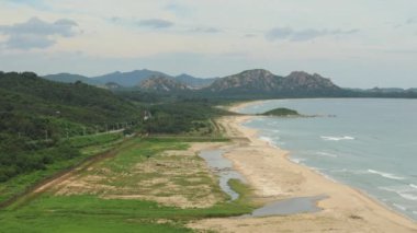 Goseong County, Güney Kore - 28 Temmuz 2024: 15 saniyelik Kumgang Dağı ve kıyı manzarasının yer aldığı 4K videosu, bölgenin dingin güzelliğini ve coğrafi önemini vurguluyor..