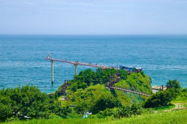 Uljin County, Güney Kore - 27 Temmuz 2024: Deunggi Dağı Gökyolu, geniş Doğu Denizi boyunca uzanan bir uçuruma doğru nefes kesici bir manzara sunuyor..