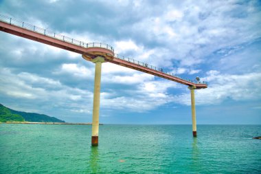 Uljin County, Güney Kore - 27 Temmuz 2024: Deunggi Dağları 'ndaki Skywalk Doğu Denizi üzerinde zarif bir şekilde uzanır ve ziyaretçilere aşağıdaki kıyı manzarası hakkında heyecan verici deneyimler ve panoramik manzaralar sunar..