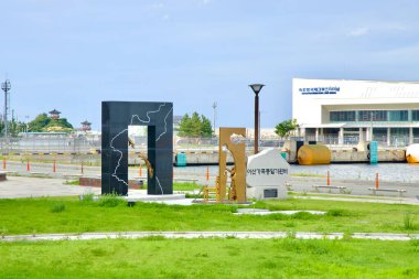 Sokcho, Güney Kore - 28 Temmuz 2024: Abai Köy Anıtı, Sokcho Uluslararası Gemi Terminali 'nin zeminine kurulmuş, Sokcho' da tarihin ve modern gelişimin bir karışımını sembolize ediyor..