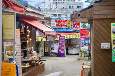 Sokcho, Kore, market, sokak pazarı, gıda tezgahları, yerel yiyecekler, geleneksel yiyecekler, canlı, Sokcho pazarı, Abai Köyü, Sokcho sokağı, Kore kültürü, Sokcho şehri, turizm, seyahat, Sokcho eğlenceleri, sokak satıcıları, yerel dükkanlar, Kore mutfağı, Sokch