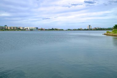 Cheongcho Gölü 'ne bakan Geumgang Büyük Köprüsü' nün Altındaki Yürüyüş.