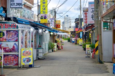 Sokcho, Kore, yemek tezgahları, sokak yemekleri, sessiz caddeler, Kore mutfağı, deniz ürünleri, Abai Köyü, Sokcho şehri, geleneksel yemekler, Sokcho eğlenceleri, Sokcho gezileri, Sokcho Kore, yerel yemekler, Kore caddeleri, sokak satıcıları, Sokcho yemekleri, Sokcho pazarı, toplam