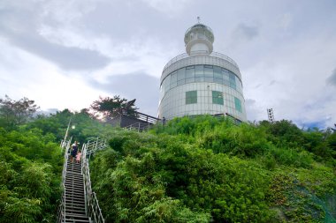 Sokcho Deniz Feneri, Sokcho, Kore, deniz feneri, merdiven, yeşil tepe, kıyı, gözlemevi, Doğu Denizi, Sokcho Şehri, Güney Kore, seyahat, turizm, deniz feneri gözlemevi, deniz feneri yolu, manzara manzarası, Sokcho tarihi, kıyı manzarası, Kore kıyısı, Sokcho manzarası, Sokcho 