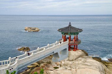 Sokcho City, Güney Kore - 28 Temmuz 2024 Yeonggeum Gündoğumu Pavyonu 'nun kuş bakışı görüntüsü ve Yeonggeum Pavyon Gözlemevi' nden alınan ve Doğu Denizi 'nin kayalık kıyı şeridinin ötesine uzandığı köprü..