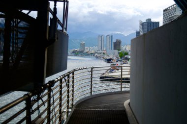 Cheongcho Gölü 'ne bakan Geumgang Büyük Köprüsü' nün Altındaki Yürüyüş.