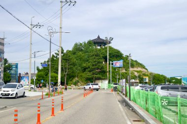 Sokcho, Güney Kore - 28 Temmuz 2024 Yeonggeum Pavilion Gözlemevi manzarası, Sokcho şehir merkezindeki yeşilliklerle çevrili bir tepenin tepesine tünemiş, Doğu Denizi 'nin ve aşağıdaki şehrin panoramik manzarasını sunuyor..
