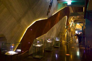 Goseong İlçesi, Güney Kore - 28 Temmuz 2024: DMZ Müzesi içinde aydınlatılmış bir koridor, cam kutularda sergilenen eserleri ön plana çıkarıyor ve Kore Arındırılmış Bölgesi 'nin bölünmesini ve tarihini simgeliyor..