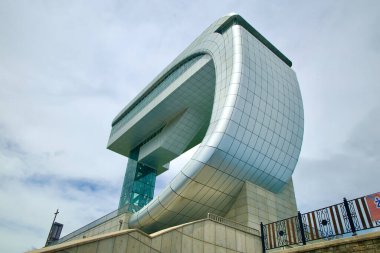 Goseong İlçesi, Güney Kore - 28 Temmuz 2024: Güney Kore 'nin Goseong İlçesi' nde bulunan Goseong İlçesi 'ndeki DMZ' nin üzerinde yükselen parlak ve eğimli mimari tasarımını gözler önüne seren fütüristik Birleşme Gözlemevi 'nin alçak açılı çekimi.