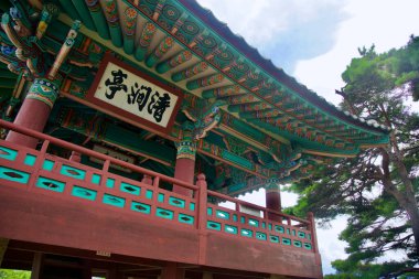 Goseong County, Güney Kore - 28 Temmuz 2024: Cheonggan Pavilion 'un detaylı işçiliğine yakından bakınca, geleneksel Kore mimari tasarımının canlı renklerini ve karmaşık desenlerini gözler önüne seriyor..