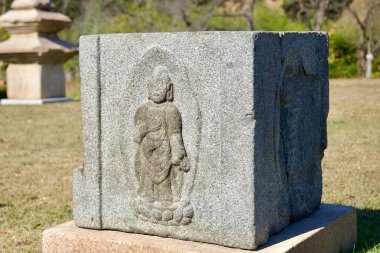 Gyeongju, Güney Kore - 11 Kasım 2023: Şilla hanedanlığından kalma bir taş Buda heykelinin yakın çekimi, Gyeongju Ulusal Müzesi 'nde sergilendi, karmaşık işçilik ve Kore' nin zengin kültür mirası sergilendi..