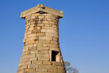 Gyeongju, Güney Kore - 11 Kasım 2023: Doğu Asya 'da hayatta kalan en eski astronomik kulelerden biri olan Cheomseongdae Gözlemevi' nin detaylı bir görüntüsü.
