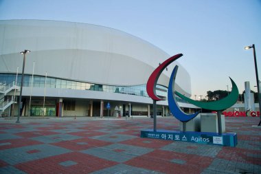 Gangneung, Güney Kore - 3 Kasım 2024: Engelli ruhunu sembolize eden Gangneung Olimpiyat Müzesi 'nin dış görünüşü. Site 2018 Kış Olimpiyatları ve Paralimpik Oyunları sırasında Pyeong Chang 'de etkinliklere ev sahipliği yaptı..