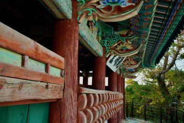 Gangneung, Güney Kore - 3 Kasım 2024: Gyeongpodae Pavyonu 'nun süslü ahşap mimarisine yakın plan, karmaşık oymaları, renkli desenleri ve geleneksel Kore zanaatkarlığını vurgulamak.