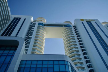 Sokcho, Güney Kore - 3 Kasım 2024: Çağdaş Cassia Sokcho Oteli 'nin çarpıcı manzarası, kıvrımlı balkonları ve açık bir gökyüzüne bağlı köprü yapısı ile gösterişli mimari tasarımını vurguluyor.