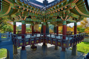 Yangyang İlçesi, Güney Kore - 3 Kasım 2024: Naksansa Tapınağı 'ndaki çan kulesi (Beomjongru), 2005' teki orman yangınından sonra restore edildi..