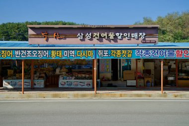 Yangyang İlçesi, Güney Kore - 3 Kasım 2024: Naksan Sahili yakınlarındaki yerel bir pazar çeşitli kurutulmuş deniz ürünleri, deniz yosunu ve geleneksel Kore baharatları sunmaktadır..