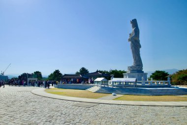 Yangyang İlçesi, Güney Kore - 3 Kasım 2024 Naksansa Tapınağı 'nda deniz suyu Avalokitesvara heykelinin yan profilinin yer aldığı hareketli bir sahne..