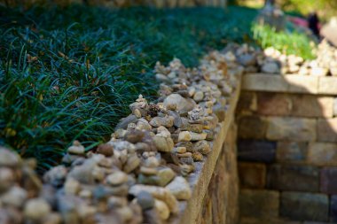 Yangyang İlçesi, Güney Kore - 3 Kasım 2024: Titizlikle istiflenmiş taşlar, barışçıl bir atmosfer ortasındaki duaları, dilekleri ve ruhani yansımayı sembolize eden Naksansa 'daki bir tapınak duvarına dizilmiştir..