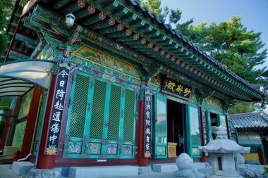 Yangyang İlçesi, Güney Kore - 3 Kasım 2024: Huyuam Hermitage 'deki Myojeokjeon Salonu' nun canlı dış görünüşü, karmaşık ahşap oymalar, renkli desenler ve geleneksel Kore mimari ayrıntıları.