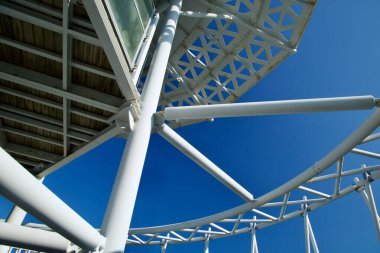 Yangyang İlçesi, Güney Kore - 3 Kasım 2024 Jukdo Dağı Gözlemevi 'nin modern mimarisini vurgulayan karmaşık beyaz metal kafes tasarımına yakın plan.