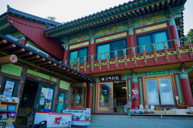 Yangyang İlçesi, Güney Kore - 3 Kasım 2024: Huyuam Hermitage yakınlarında geleneksel bir mağaza, hediyelik eşya, dini eşyalar ve yerel ürünler sunuyor, modern kolaylığı Kore mimari tasarımı ile harmanlıyor.
