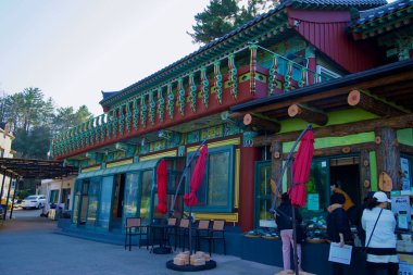 Yangyang İlçesi, Güney Kore - 3 Kasım 2024: Huyuam Hermitage 'deki Myojeokjeon Salonu yakınlarında geleneksel bir mağaza, canlı Kore mimari detaylarını yerel bir pazarla harmanlıyor..