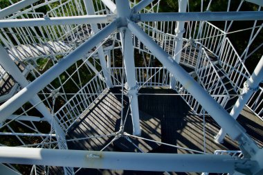 Yangyang, Güney Kore - 3 Kasım 2024: Jukdo Dağı Gözlemevi 'nin karmaşık metal iskeleti ve merdivenlerine bakarak modern tasarım ve geometrik desenlerini sergilemektedir..