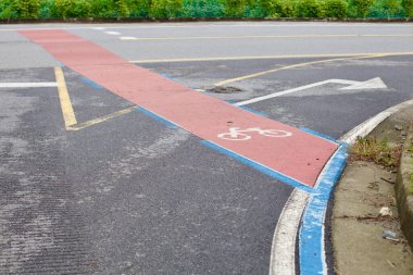 Goesan County, Güney Kore - 9 Eylül 2020: Kırmızı ve mavi işaretli bisiklet şeridi Chilseong Town 'da bir kavşağı geçiyor, bisikletlilere yol gösteriyor..