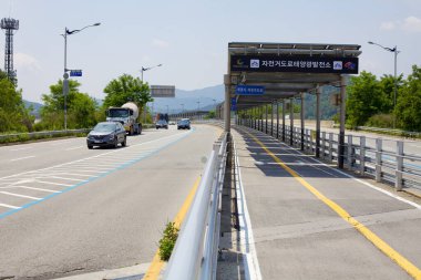 Sejong City, Güney Kore - 26 Mayıs 2021: Kendini adamış bir bisiklet yolu kısmen güneş panelleri ile kaplı Kuzey Yıldızı Yolu boyunca uzanır. Bu çevre dostu altyapı sürdürülebilir ulaşım ve temiz enerji kullanımını teşvik etmektedir..