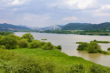Aramchan Köprüsü, yemyeşil yemyeşil ve küçük nehir adaları tarafından çerçevelenmiş Geum Nehri üzerinde yükselir. Kablolu yayın Sejongs 'un kuzey ve güney bölgelerini birbirine bağlıyor..