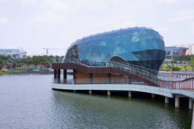 Sejong Şehri, Güney Kore - 26 Mayıs 2021: Suyla çevrili ve yaya köprüleriyle birbirine bağlı mimari bir yapı olan Sejong Gölü Parkı 'ndaki Sahne Adası' nın jeodezik kubbesinin yakın görüntüsü.