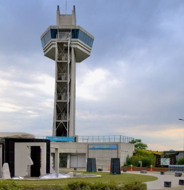 Buyeo İlçesi, Güney Kore - 27 Mayıs 2021: Geumgang Kültür Merkezi Gözlem Kulesi Geum Nehri ve Bekçe Weir 'in panoramik görüntülerini sunar..