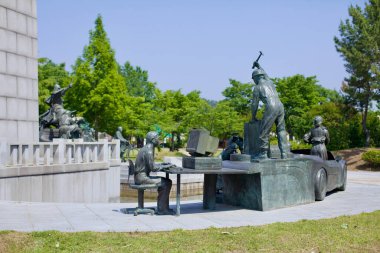 Geumgang Vatandaş Parkı 'nda işgücü, endüstri ve modernizasyon sahnelerinin detaylı bir bronz heykeli. Sanat eserleri, Kore 'nin ekonomik dönüşümünü sembolize ederek sanayi işçileri ile tezat oluşturuyor.
