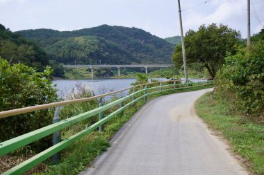 Sunchang İlçesi, Güney Kore - 4 Ekim 2021 Seomjingang Bisiklet Yolu 'nun dolambaçlı bir bölümü Seomjin Nehri' ni takip ediyor..