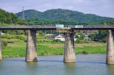 Sunchang İlçesi, Güney Kore - 4 Ekim 2021 Hyangga Köprüsü, aslında bitmemiş bir Japon sömürge demiryolunun parçasıdır, şimdi Seomjingang Bisiklet Yolu üzerinde bir yaya ve bisiklet köprüsü olarak hizmet vermektedir..