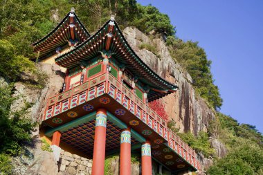 Gurye İlçesi, Güney Kore - 3 Ekim 2021 Saseongam Hermitage Yaksa-jeon Salonu, Budist tapınağı Oh Dağı 'nın yamaçlarına inşa edilmiştir. Geleneksel Kore renkleriyle boyanmış karmaşık ahşap yapı, dayanıklı R 'ye karşı duruyor.