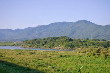 Seomjin Nehri 'nin sakin manzarası yemyeşil çayırlarda dolaşırken dağlık bir zemin ile Kore kırsalının doğal güzelliğini gözler önüne seriyor..