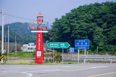 Gwangyang City, Güney Kore - 3 Ekim 2021: Seomjin Nehri yakınlarındaki yol işaretleri Hadong, Namhae Otoyolu ve yerel deniz mahsulleri yemek bölgesi yönlerini gösteriyor. Bölge nehir manzarası ve taze balık pazarlarıyla tanınıyor..