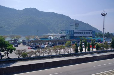 Gwangyang Şehri, Güney Kore - 3 Ekim 2021 Seomjingang Dinlenme Alanı manzarası, Namhae Otoyolu boyunca önemli bir durak, gezginler ve bisikletçiler için yemek, bakkallar ve manzaralı nehir manzarası sunan.