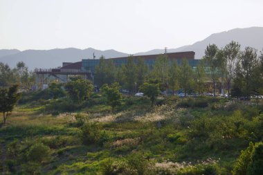 Gwangju, Güney Kore - 24 Eylül 2020: Yeongsangang Nehri Kültür Merkezi, yemyeşil bitki örtüsüyle çevrili, Seungchon Weir yakınlarında bir eğitim ve eğlence alanı olarak hizmet vermektedir..