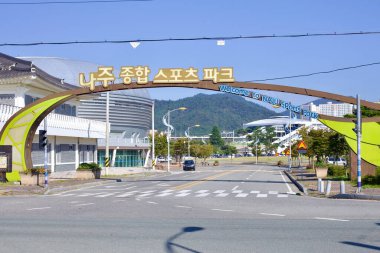 Naju Şehri, Güney Kore - 24 Eylül 2020: Naju Spor Parkı girişindeki karşılama kemeri, modern spor tesisleri ve geleneksel Kore mimari unsurlarının yer aldığı,.