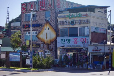Naju Şehri, Güney Kore - 24 Eylül 2020: Hongeo Caddesi manzarası, Hongeo-Hoe 'da uzmanlaşmış restoranları, güçlü amonyak zengini aroması ve Kore mutfağının derin kültürel kökleriyle ünlü mayalanmış bir paten yemeği..