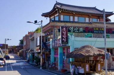 Hongeo Caddesi 'ndeki bir dizi geleneksel restoran ve deniz ürünleri dükkânı. Hongeo-hoe, Koreas' ın ünlü mayalanmış paten, Hanok tarzı mimari ve kırsal dükkanlar alanında uzmanlığıyla tanınıyor..