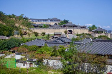 Naju Şehri, Güney Kore - 24 Eylül 2020: Bir zamanlar Jumong ve The King Loves gibi Kore tarihi dizileri için popüler olan Naju Image Park manzarası. Park, Goryeo Hanedanlığı 'na ait büyük bir saray ve kaleye sahipti.